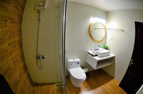 タムダオにあるGia Le Hotelのバスルーム(シャワー、トイレ、シンク付)