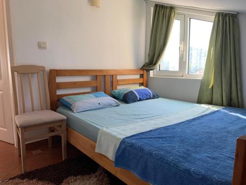 Кровать или кровати в номере Korolev Apartment