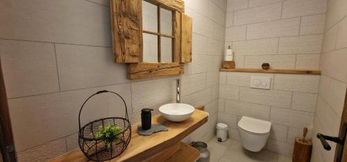 uma casa de banho com um lavatório e um WC em Ferme à Marius em Champéry