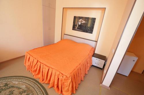 A bed or beds in a room at Вегас