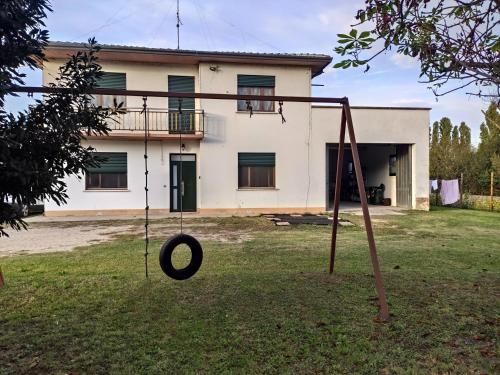a swing in a yard in front of a house at Le ballerine in Crocetta