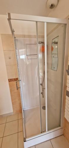 Bilik mandi di Gîte du Puech