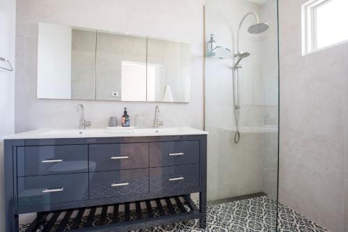a bathroom with a sink and a shower at Camellia - Pet Friendly - 3 Min Walk to Centre of Berry in Berry