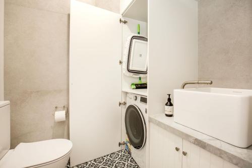 贝利Camellia - Pet Friendly - 3 Min Walk to Centre of Berry的带马桶和水槽的白色浴室