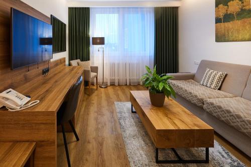 ein Wohnzimmer mit einem Sofa und einem Tisch in der Unterkunft CENTRAL PARK FLORA in Olomouc