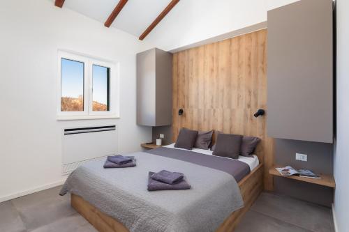 una camera da letto con due letti e una finestra di Villa Vallis a Zaton