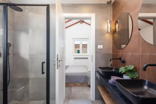 un bagno con due lavandini e una cabina doccia di Villa Vallis a Zaton