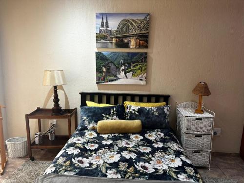 ein Schlafzimmer mit einem Bett und einem Bild einer Brücke in der Unterkunft Cozy Cottage Accommodation in Johannesburg in Roodepoort