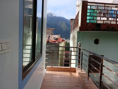een balkon van een gebouw met uitzicht op een berg bij Crescent Moon Homestay in Rishīkesh