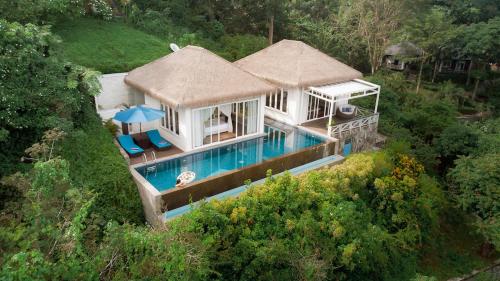 Bazén v ubytování Lembeh Resort nebo v jeho okolí