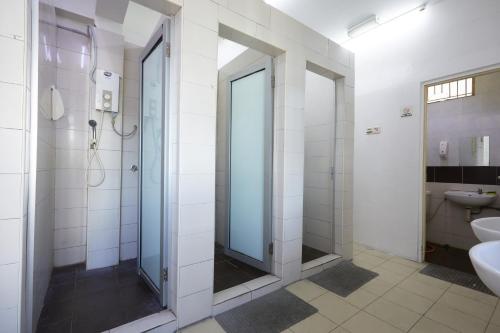 Ένα μπάνιο στο Ros Heritage Motel