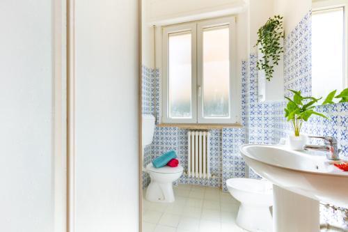 y baño con aseo y lavamanos. en Appartamento Bellariva PT - MyHo Casa, en Porto San Giorgio