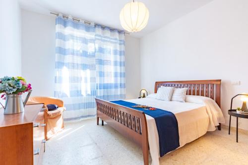 1 dormitorio con cama y ventana grande en Appartamento Bellariva PT - MyHo Casa, en Porto San Giorgio