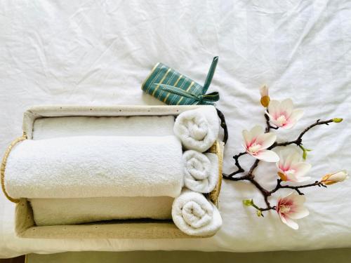 uma toalha numa cama com uma turbina em HOMEY Homestay Hue 