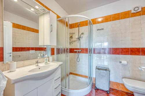 W łazience znajduje się prysznic, umywalka i toaleta. w obiekcie Apartment Anita w mieście Gedići