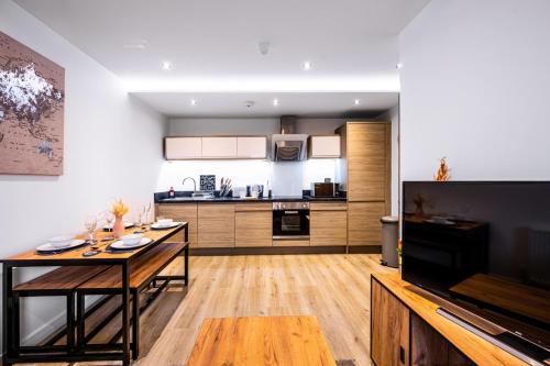 a living room with a table and a kitchen at Carr St Ipswich in Ipswich