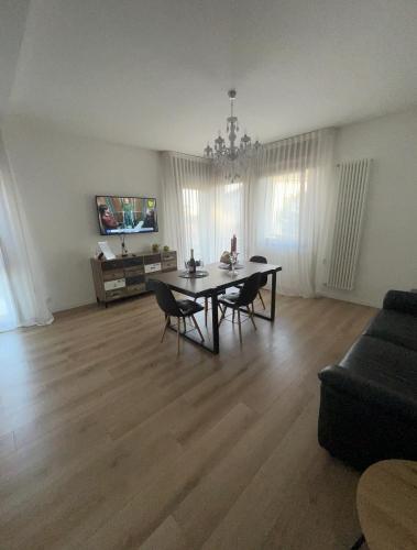 a living room with a table and chairs and a couch at Ca’ Uccelli-Stupendo Appartamento 5 min da Venezia in Marghera