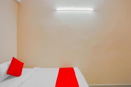 加濟阿巴德的住宿－Flagship The Siddhartha，房间里的白色床上的红色枕头