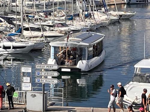 Ein Boot liegt in einem Yachthafen mit Booten vor Anker. in der Unterkunft T4 Marseille Vue imprenable sur Vieux Port in Marseille