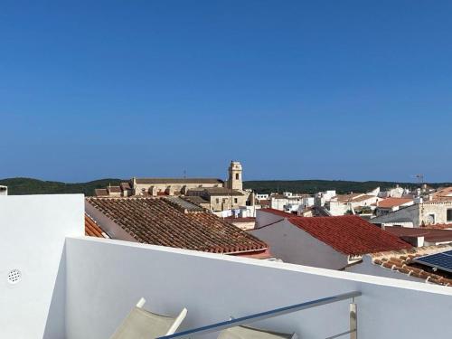 uma vista para uma cidade a partir do telhado de um edifício em Casa S’Arraval em Maó