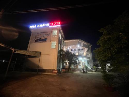 un edificio con un cartel de neón en él por la noche en Nhà Khách 379, en Cà Mau