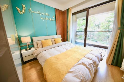 Un dormitorio con una cama grande y una ventana en Colorful Yunnan Absolutely Beautiful Dian B&B en Kunming
