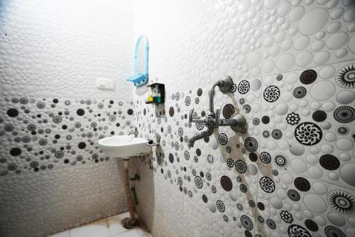 y baño con lavabo y aseo. en Hotel Lotus Inn en Udaipur