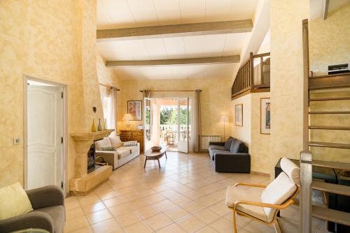 Χώρος καθιστικού στο Villa Mas de Bouis - Views, Heated Pool, XL 6 Bedroom, AC, Nature, Beauty & Boules!