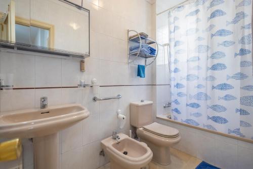 La salle de bains est pourvue d'un lavabo, de toilettes et d'un miroir. dans l'établissement Lightbooking Meraki Agaete Puerto de Las Nieves, à Agaete