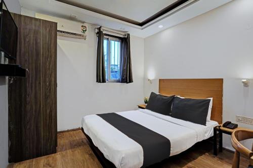 Cama o camas de una habitación en White Saffron Near Rohini Sector Metro Station
