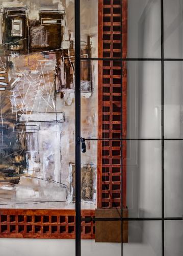 a glass display case with a painting on a wall at Casa dos Correios in Vila Real