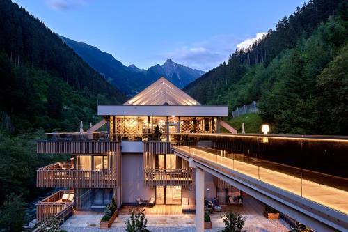 una casa en las montañas con vistas en ZillergrundRock Luxury Mountain Resort, en Mayrhofen