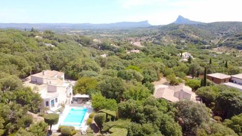 une vue aérienne d'une maison avec piscine dans l'établissement Villa Mas de Bouis - Views, Heated Pool, XL 6 Bedroom, AC, Nature, Beauty & Boules!, à Saint-Martin-de-Londres