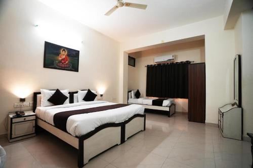 Habitación de hotel con 1 cama grande y 1 dormitorio en Hotel Lotus Inn en Udaipur