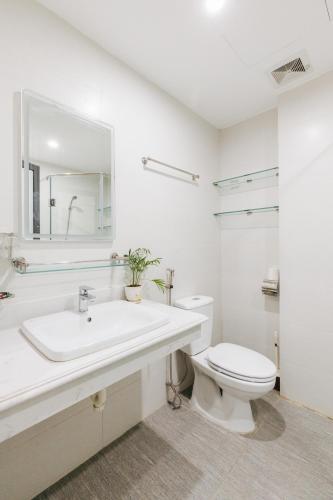 Ένα μπάνιο στο 9 LIGHT APARTMENT