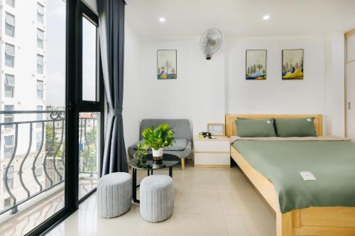 ein Schlafzimmer mit einem Bett und einem Balkon in der Unterkunft 9 LIGHT APARTMENT in Hanoi