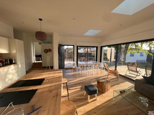 une cuisine et un salon avec une table et des chaises dans l'établissement Villa Robinia Cormier 150 m de la plage, à La Plaine-sur-Mer