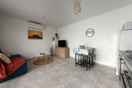 居讓梅斯特拉的住宿－Studio tout confort + terrasse，客厅配有沙发和桌子
