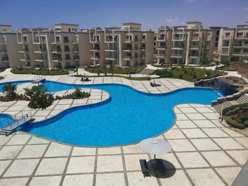 Vaade basseinile majutusasutuses SUNNY BEACH resort apartment for rent in Montazah või selle lähedal
