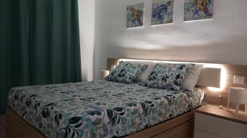 Giường trong phòng chung tại Casa Ila Flower Beach