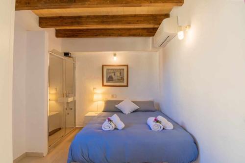 - une chambre avec un lit bleu et trois oreillers dans l'établissement Maca Sol, adosado con vistas a la montaña, à Campanet
