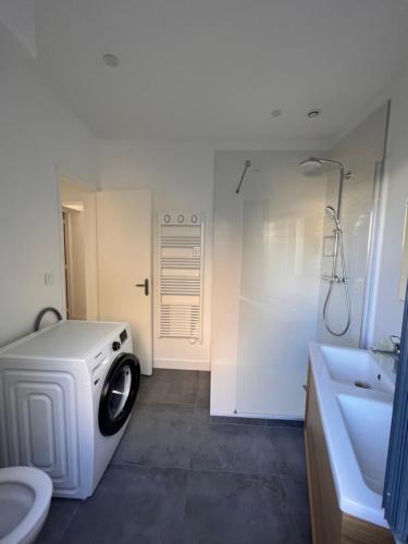 - un lave-linge dans la salle de bains dans l'établissement Villa Robinia Cormier 150 m de la plage, à La Plaine-sur-Mer