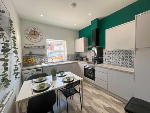 uma cozinha com uma mesa e duas cadeiras em Modern 2 Bed House With EV Parking em Henwick