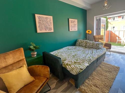 uma sala de estar com uma cama e uma cadeira em Modern 2 Bed House With EV Parking em Henwick