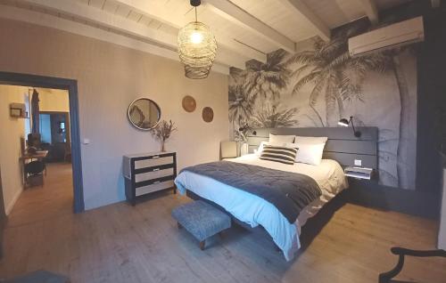 16 Bis-Gîte-Hôtel-Appartement في Marssac-sur-Tarn: غرفة نوم بسرير وجدار بالنخيل
