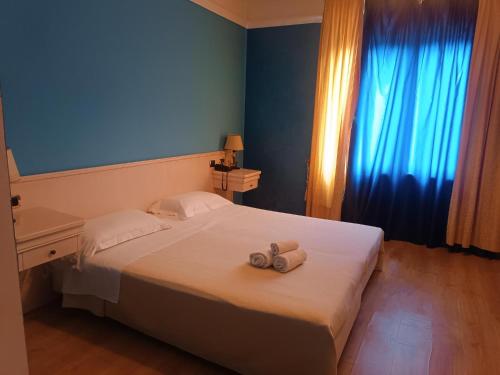 ein Schlafzimmer mit einem Bett mit zwei Paar Schuhen darauf in der Unterkunft CASA REALE in Frigento