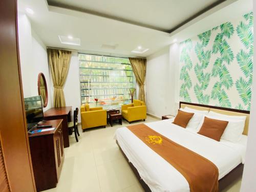 胡志明市的住宿－Cozi 5 Serviced Apartment，酒店客房设有床和客厅。
