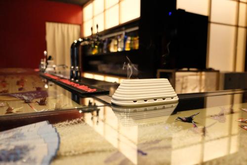a stack of plates sitting on top of a counter at 万雷ホテル in Tokyo
