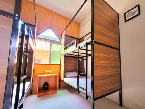 a room with two bunk beds in a house at Meow! Marcia Youth Hostel in Pingtan