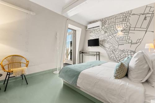 een slaapkamer met een bed en een tekening aan de muur bij Beachrooms Pier 7 in Vlissingen